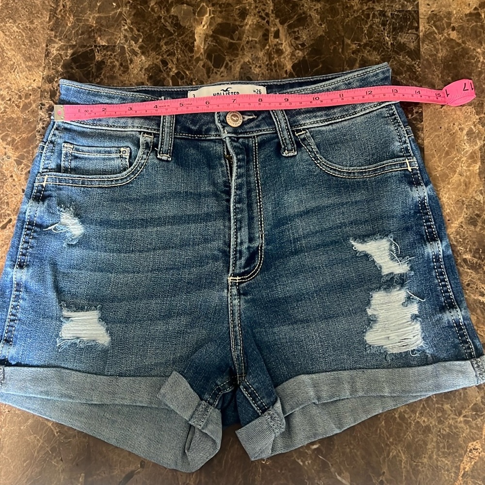 Hollister CA. Curvy high-rise short